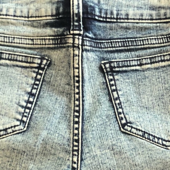 Distressed acid wash stretchy jean shorts - Picture 6 of 6